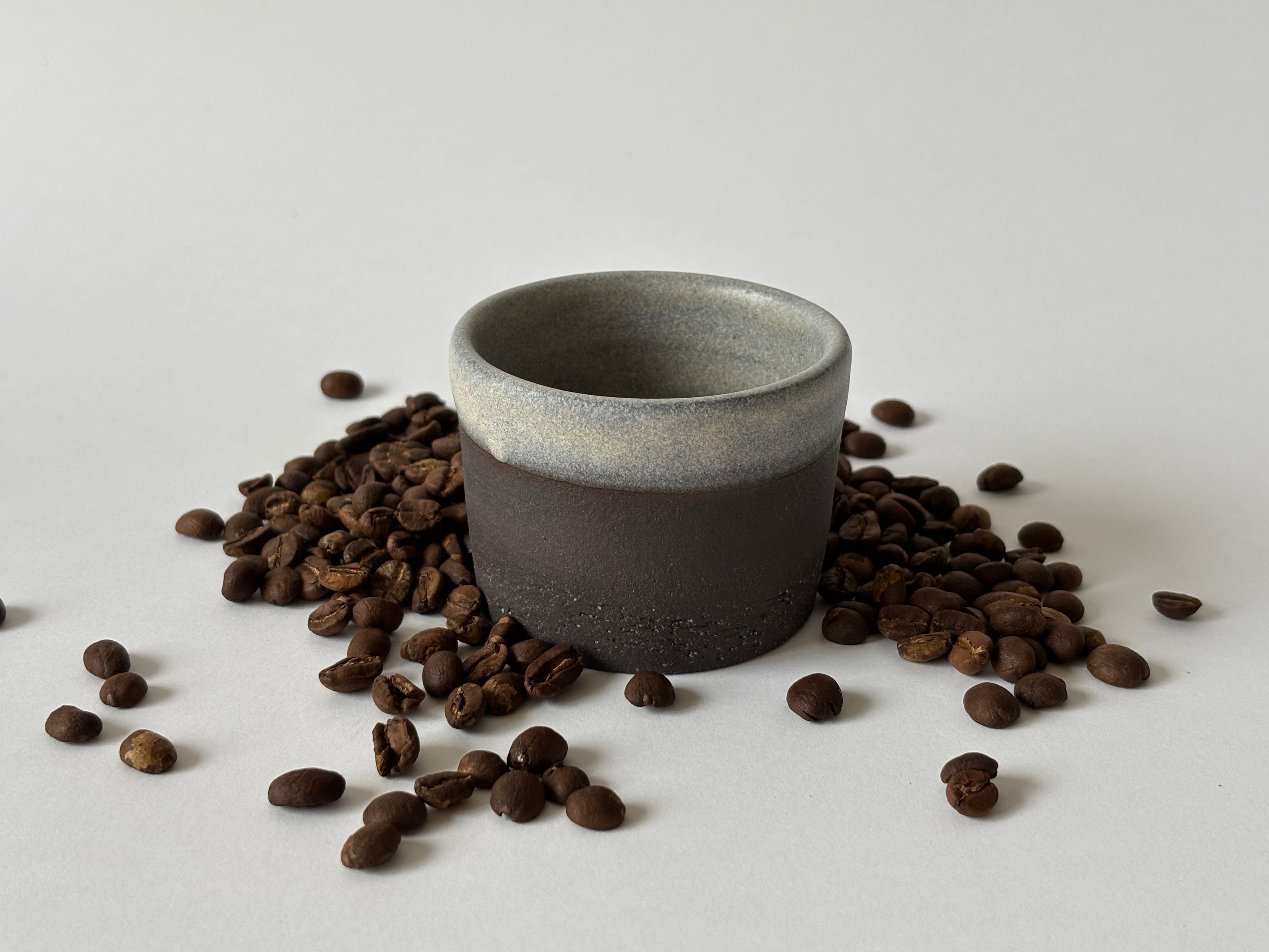 Rinkinys: tamsus espresso puodelis ir Brazil kava
