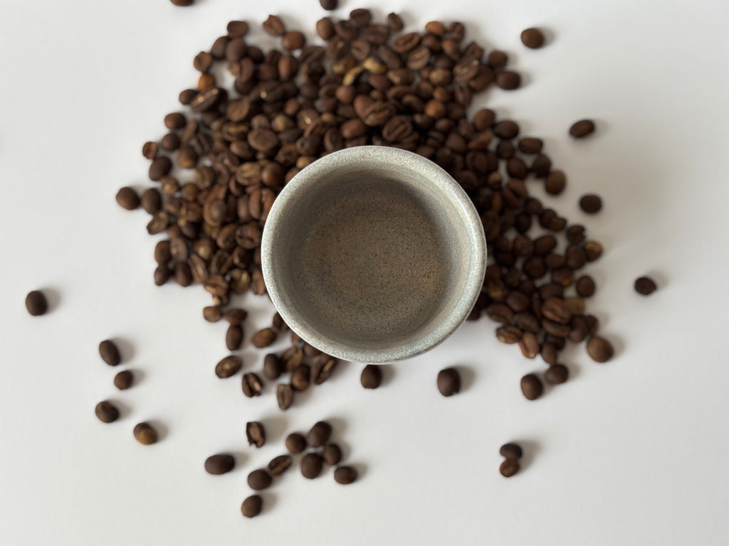 Rinkinys: tamsus espresso puodelis ir Brazil kava