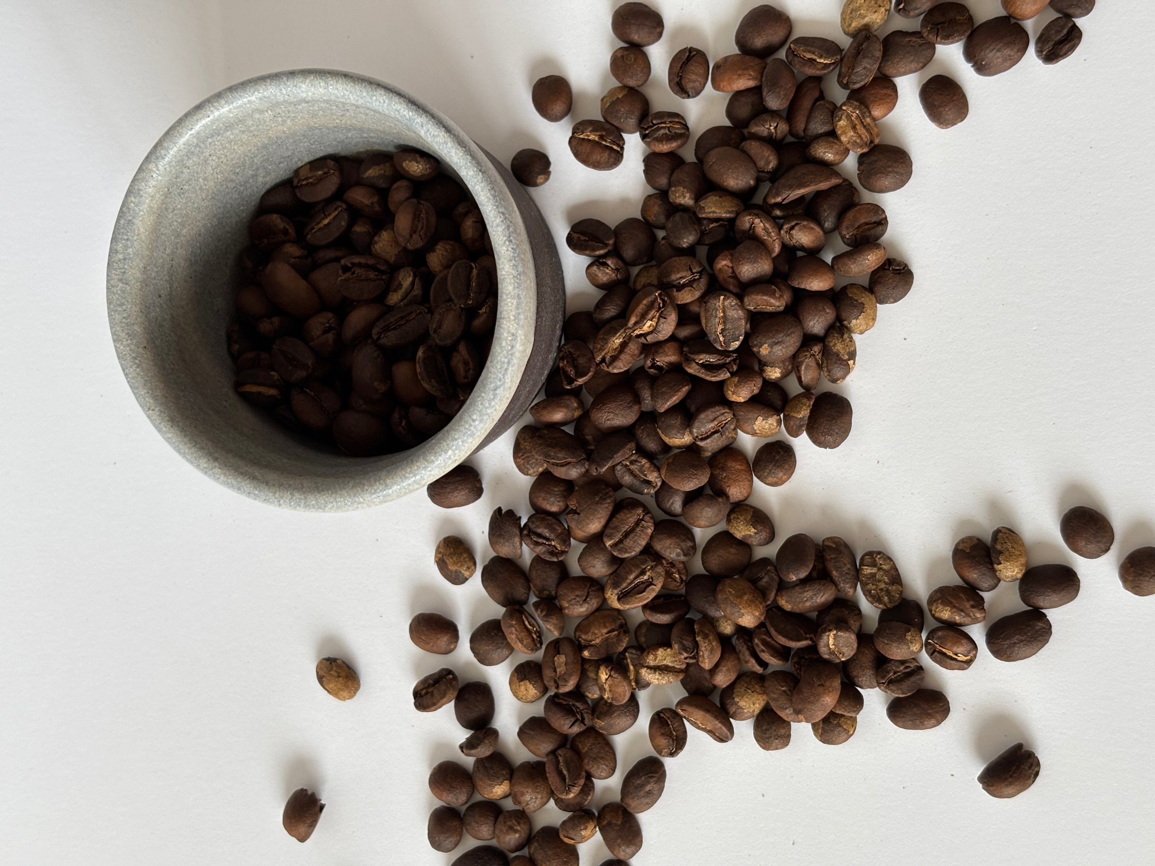 Rinkinys: tamsus espresso puodelis ir Brazil kava