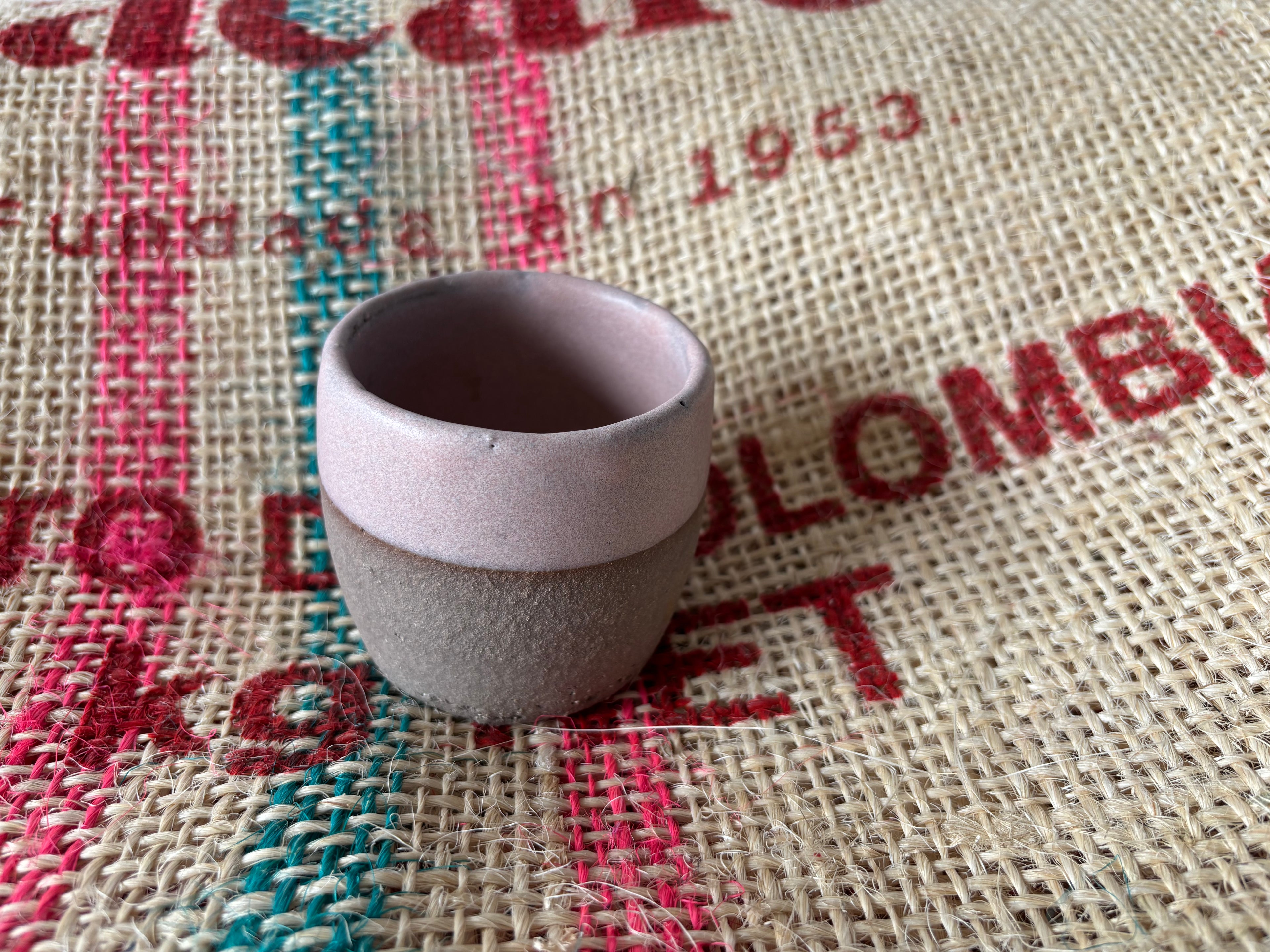 Rinkinys: pilkas espresso puodelis ir Brazil kava