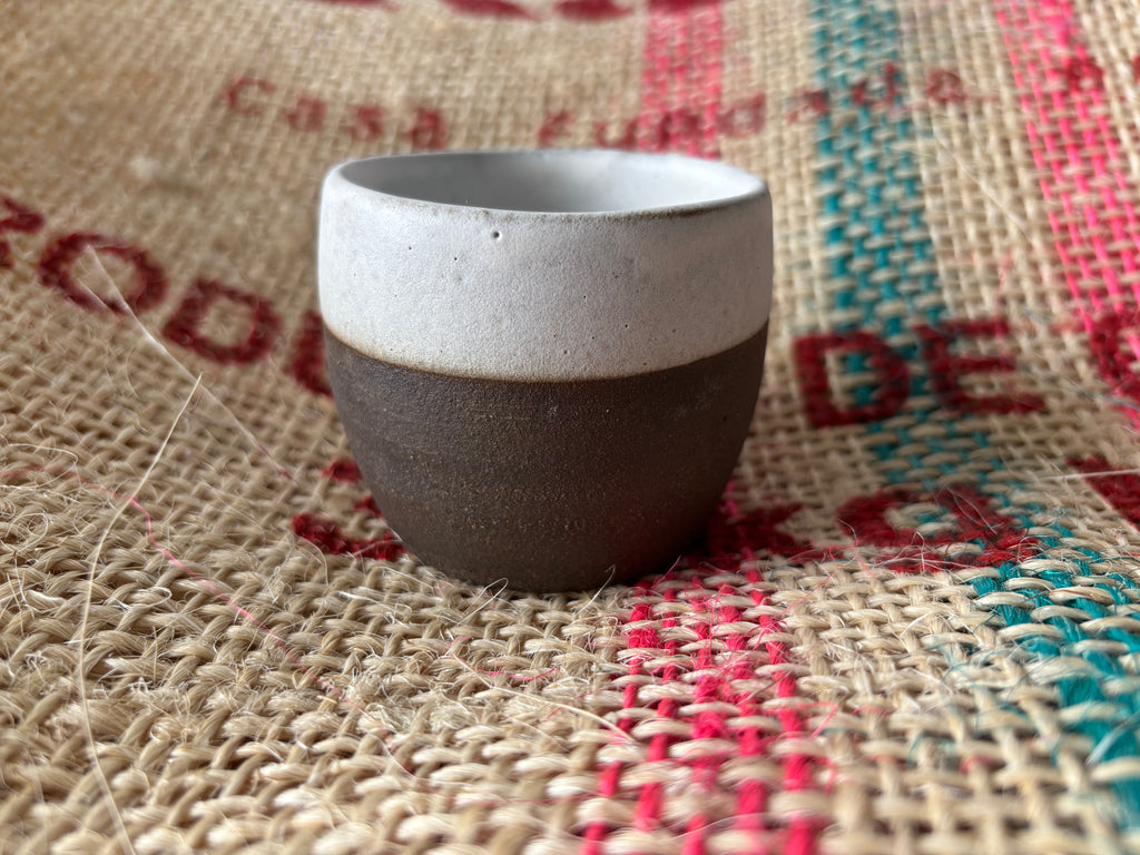 Rinkinys: rudas espresso puodelis ir Brazil kava