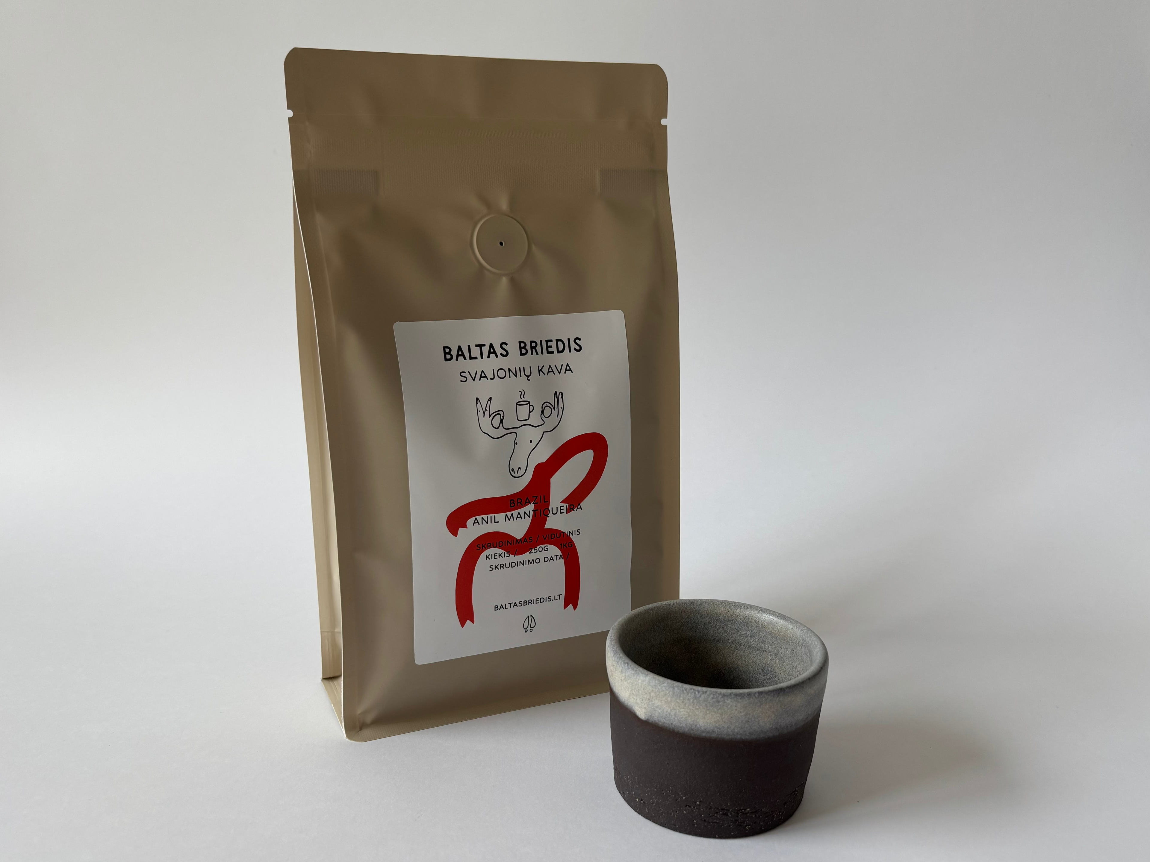 Rinkinys: tamsus espresso puodelis ir Brazil kava