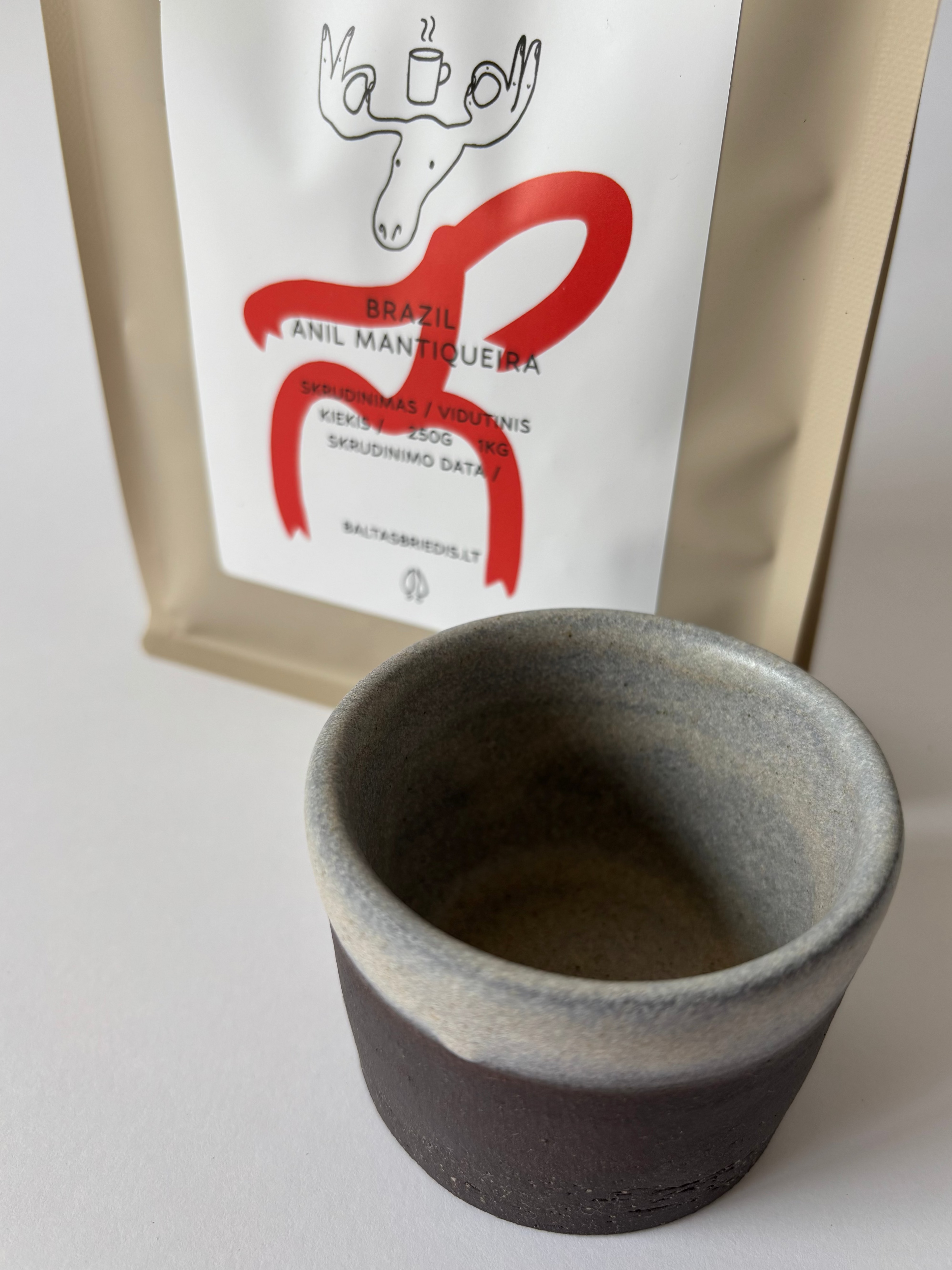 Rinkinys: tamsus espresso puodelis ir Brazil kava